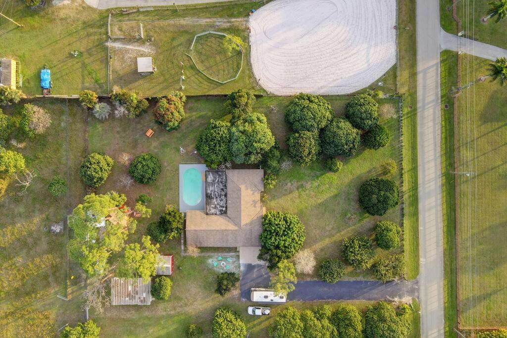 Ananda Farmhouse And Retreat. Лейк-Уорт Экстерьер фото